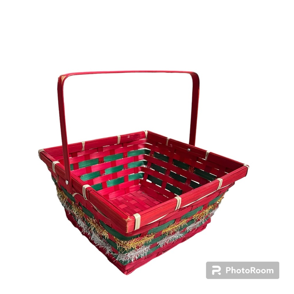 🔴Medium size, red & green straw basket with handle & fuzzy ribbon, preowned🔴